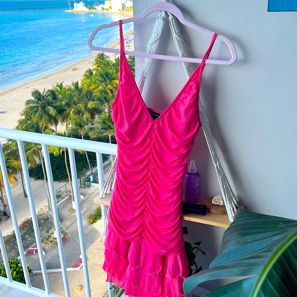 Gorgeous and flattering pink flirty fun mini…SO BARBI 💕